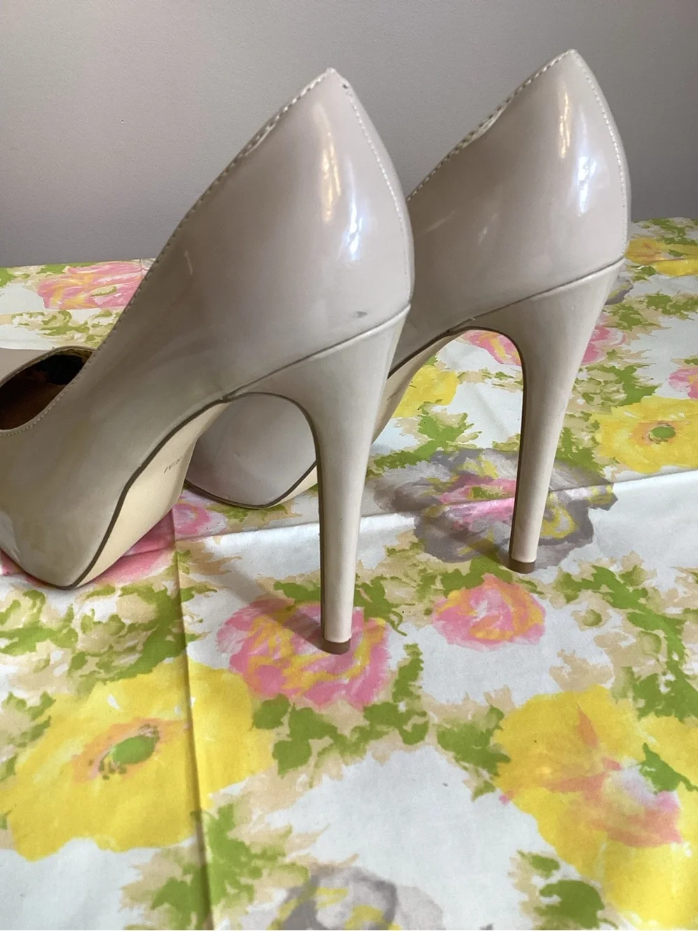 G by Guess Nude Patent Platform Pumps Heels Size 8.5 | Floral Lining | NWOT